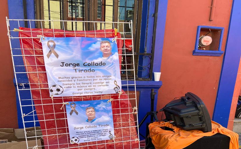 Recuerdan con ofrenda en la vía pública a vendedor de música muerto por covid19