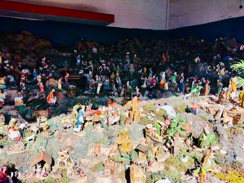 Mantiene familia atlixquense tradición de colocar nacimiento con 3 mil piezas