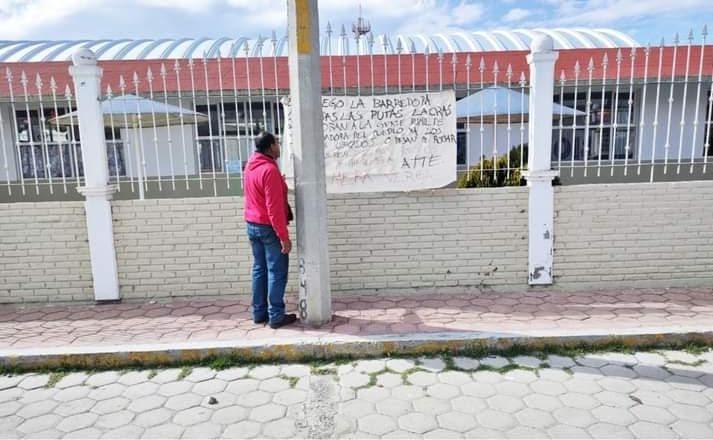 Ahora cuelgan narcomantas en escuela de Oriental