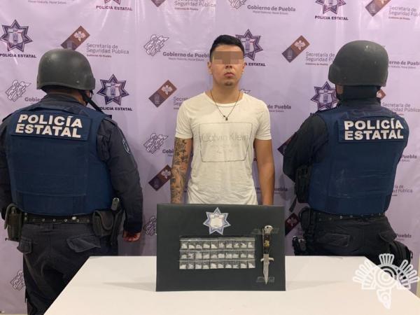 Colombiano operador de gota a gota ataca a navajazos a policías en Tehuacán