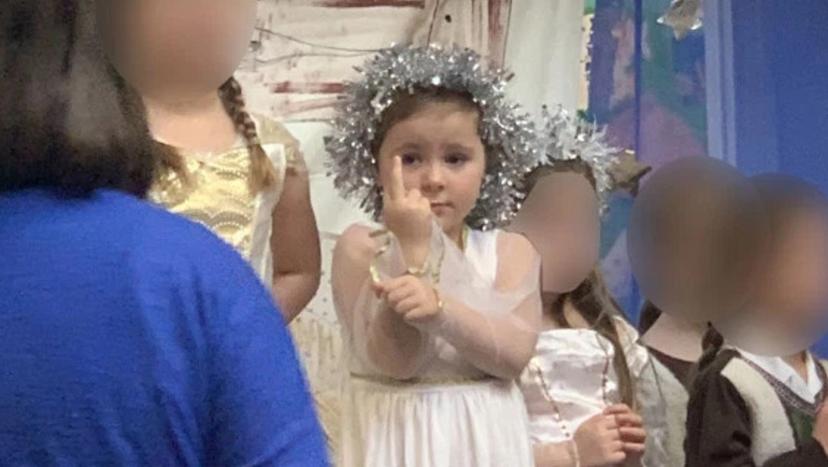 Niña hace seña obscena durante festival navideño y se hace viral