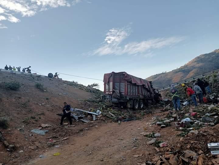 Muere niño y suman 9 las víctimas de Puebla por volcadura en Nayarit