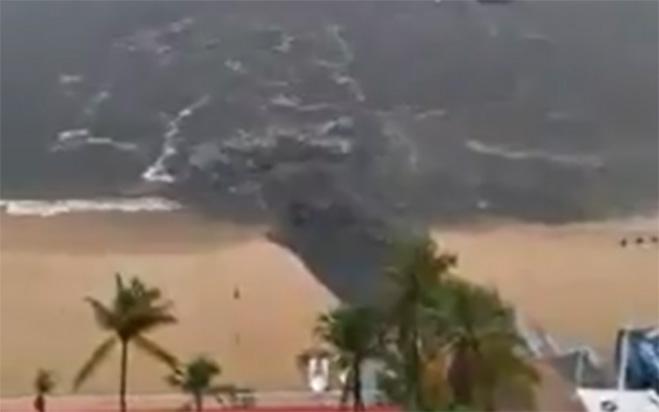 VIDEO Graban descarga de aguas negras en playa de Acapulco