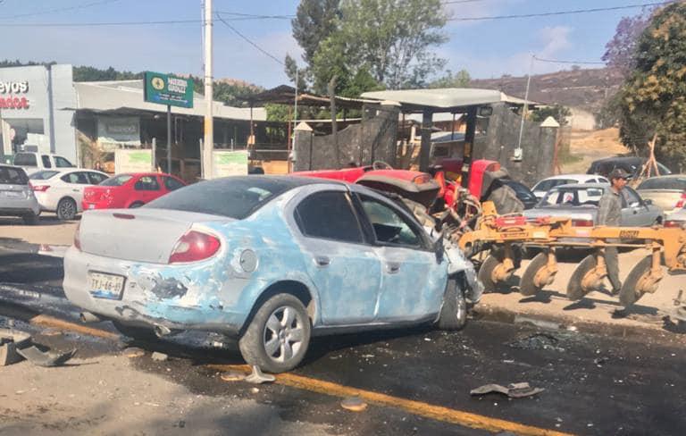 No alcanza a frenar y se estampa contra tractor en la Atlixco-Puebla