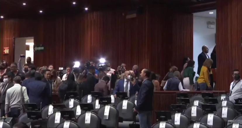 Diputados de oposición abandonan la sala durante discusión de la reforma sobre litio