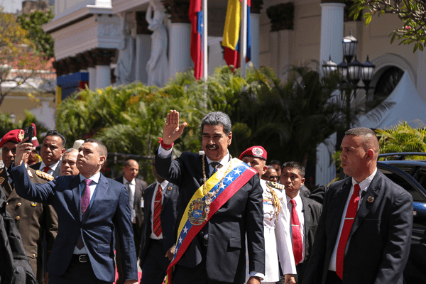 Con militares y manifestaciones, Maduro toma protesta como presidente de Venezuela