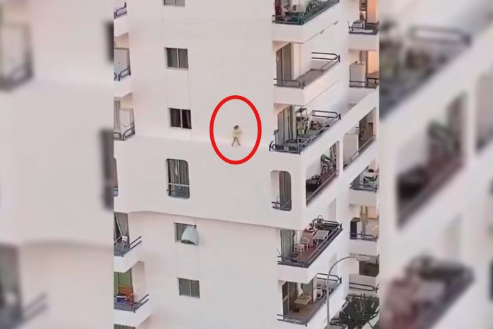 VIDEO De infarto, niña camina sobre cornisa de edificio