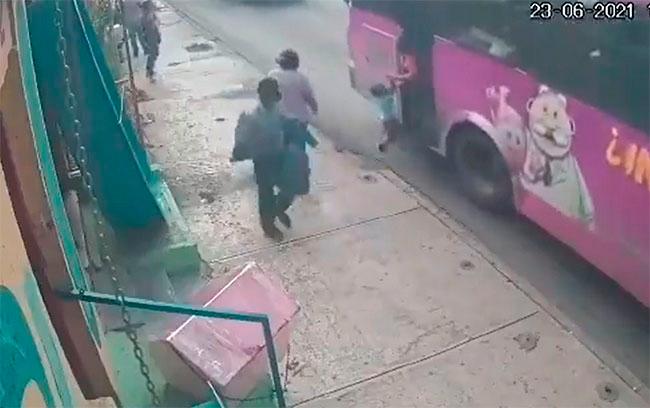 Video camión arrastra a niño mientras su madre lo sostiene