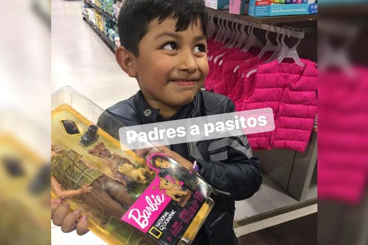 Le compra Barbie a su hijo y se hace viral en redes sociales