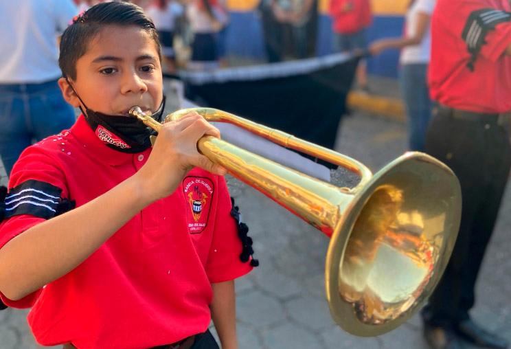 Regresan miles de estudiantes a las calles de Atlixco para el desfile del 4 de Mayo