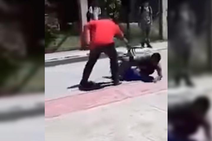 VIDEO A cintarazos separa maestro a jóvenes peleando