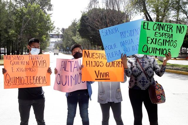 No somos 20, somos todo el país, dicen papás de niños con cáncer a López-Gatell