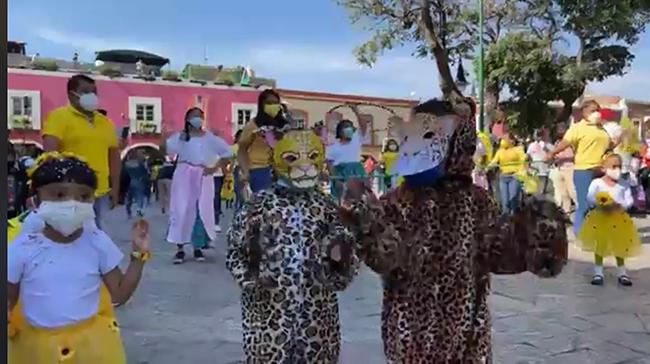 Vuelven a las calles niños de Atlixco para el desfile de primavera