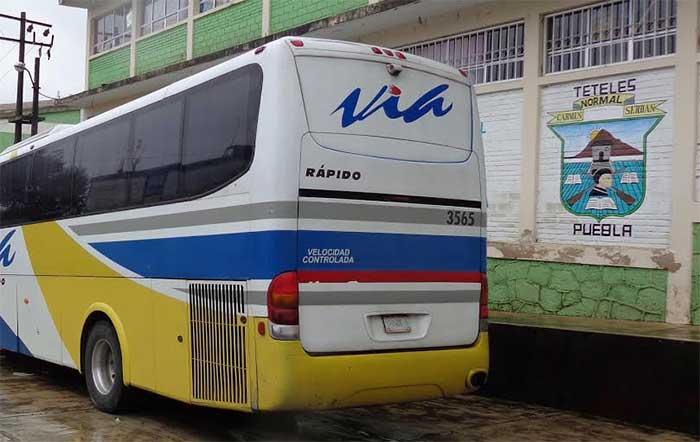 Normalistas de Teteles viajan a Guerrero para unirse a protestas