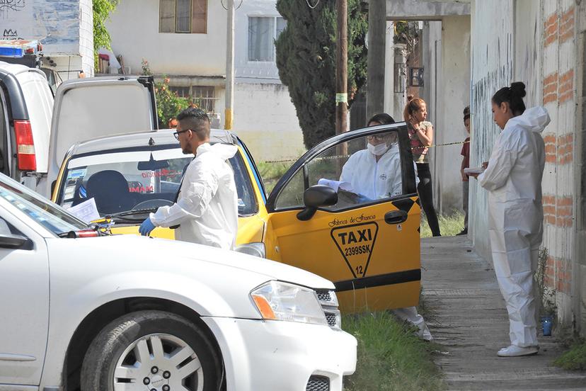 Lo encuentran muerto dentro de su taxi