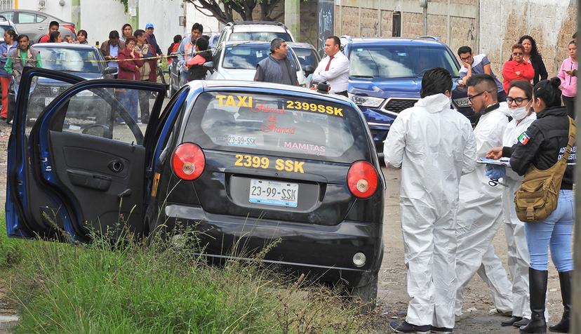 Lo encuentran muerto dentro de su taxi