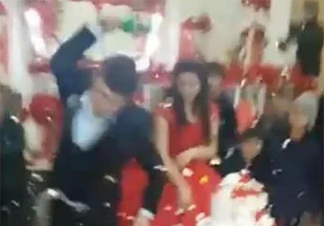 VIDEO Novio se vuelve loco en boda y se viraliza