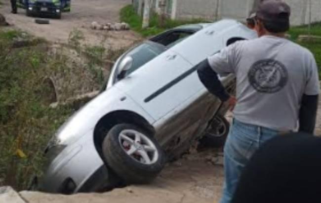 Auto casi se va a barranca en los límites de Amalucan y colonia Azteca