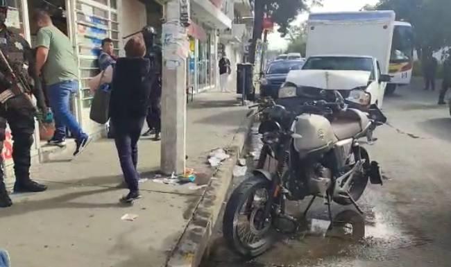 VIDEO Se estrella con un poste y atropella a abuelito frente al Hospital de Ortopedia