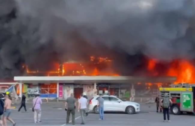 VIDEO Rusia lanza misil contra centro comercial de Ucrania; hay 10 muertos