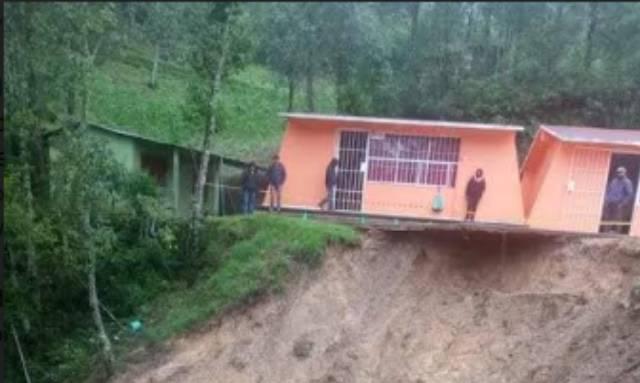 Más de 80 escuelas en la Sierra Negra, dañadas por intensas lluvias 