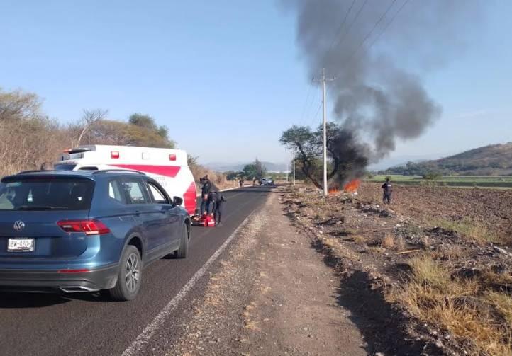 Tras chocar con árbol se incendia auto en la carretera Agua Dulce-Tlapanalá