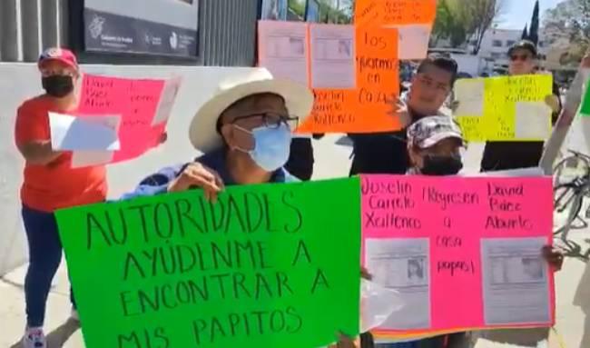 Familiares de Jocelin y David protestan en la Fiscalía de Puebla