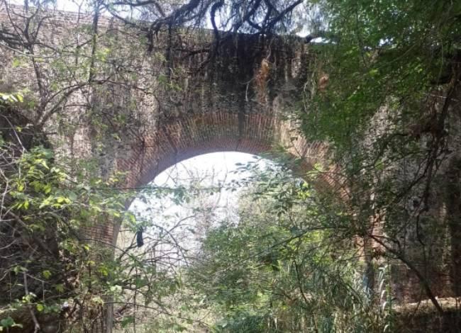 Descubren acueducto antiguo en barranca de Atlixco