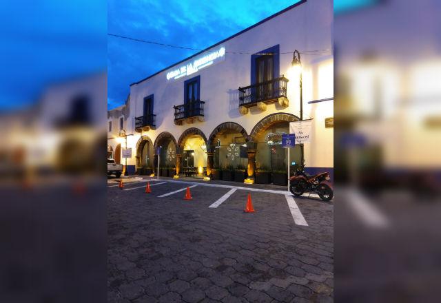 Denuncian que nuevo hotel impide el paso en portales de Atlixco