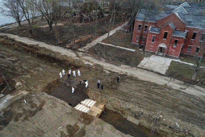 VIDEO Abren en NY fosa gigante para víctimas de COVID19