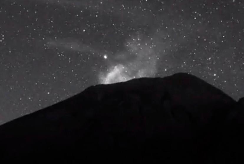 VIDEO Registran caída de objeto luminoso en el cráter del Popocatépetl