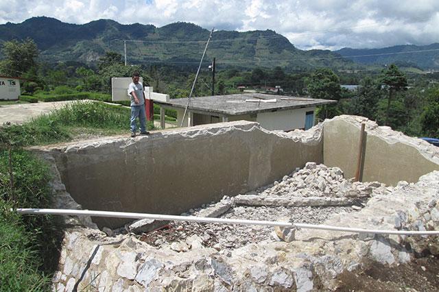 Impiden a constructora abandonar obra inconclusa en Tlaola