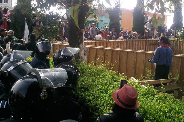 Con policías, reinician obras de Living Water en Ocotepec 