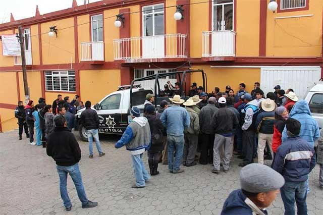 Policías golpean a opositores a LWI durante informe de Ocotepec