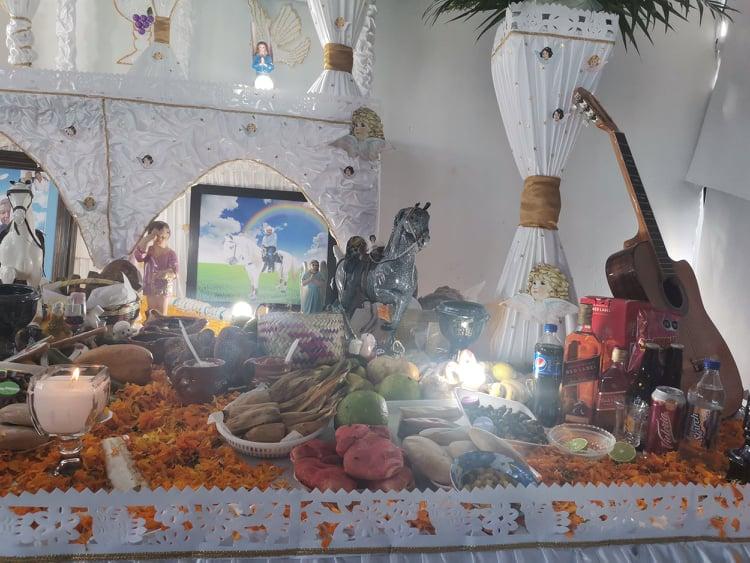 Familia de Tlapanalá esperó a 4 seres queridos con monumental ofrenda  