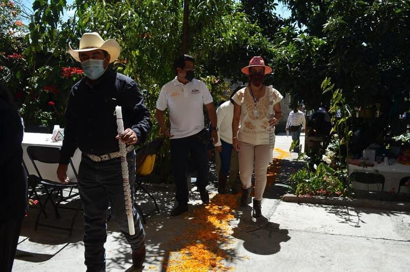 Realizan recorridos en ofrendas de Tochimilco