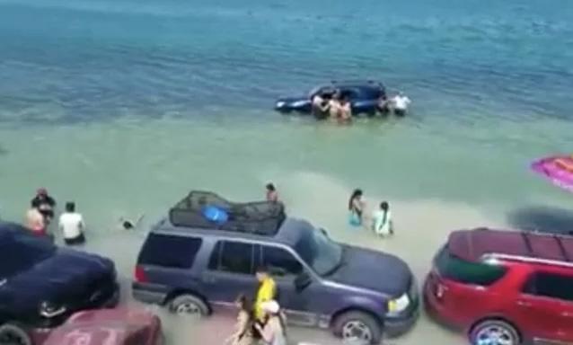 Ola inunda decenas de vehículos en playa de Sonora