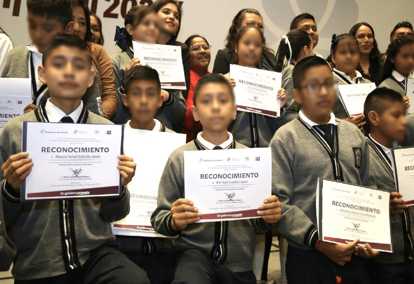 Becan a poblanos que ganaron en la Olimpiada del Conocimiento Infantil 2023