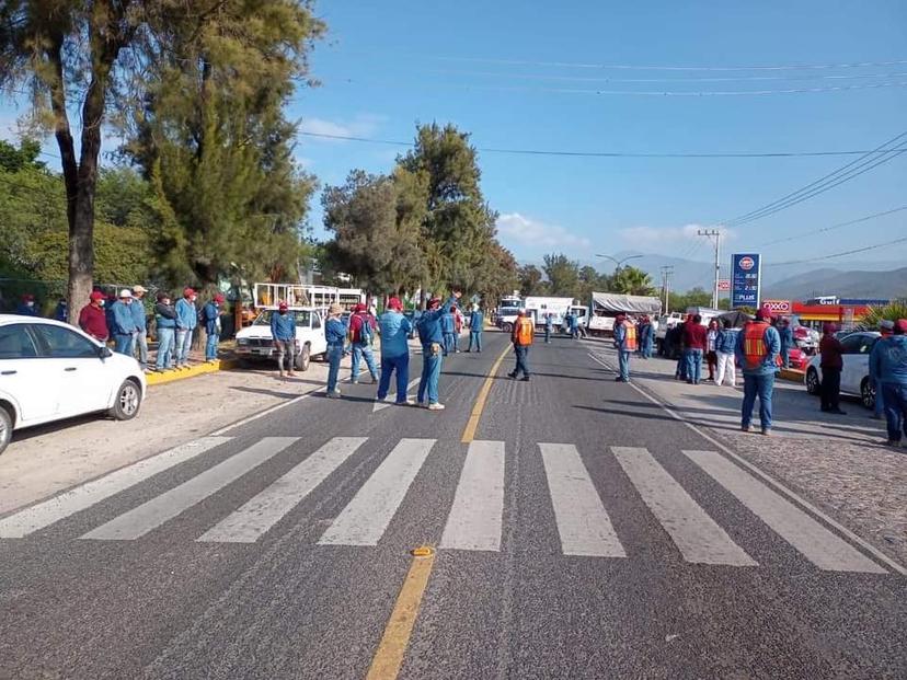 Cierran trabajadores del Oosapat carretera federal Tehuacán-Teotitlán