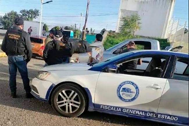 En fuerte operativo detienen a mujer con armas y droga en Huauchinango