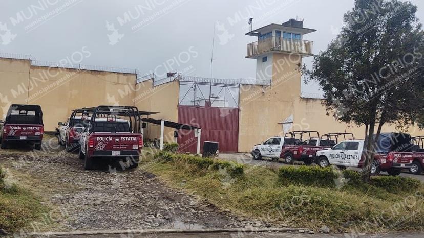 Con vistoso operativo sorprenden a reos y autoridades del penal de Huauchinango