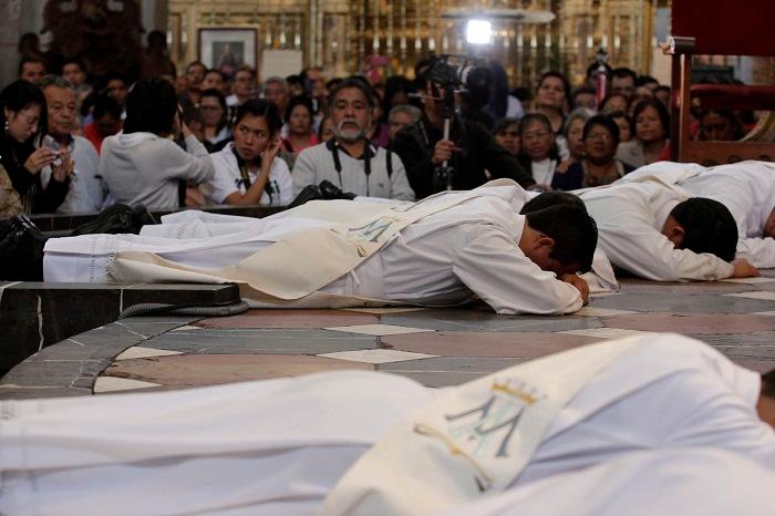 Ordena arzobispo de Puebla a 9 sacerdotes en catedral