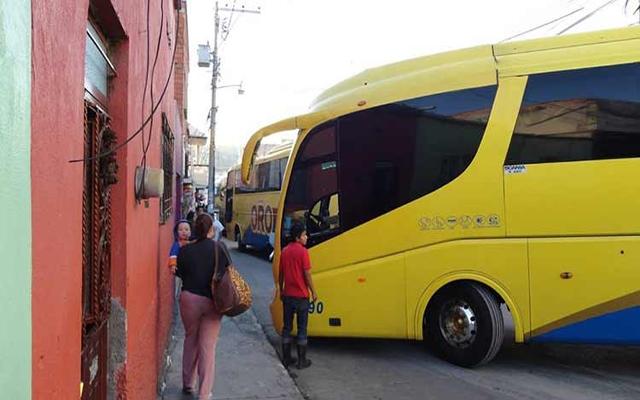 Usuarios del transporte en Izúcar avalan mostrar IFE para viajar