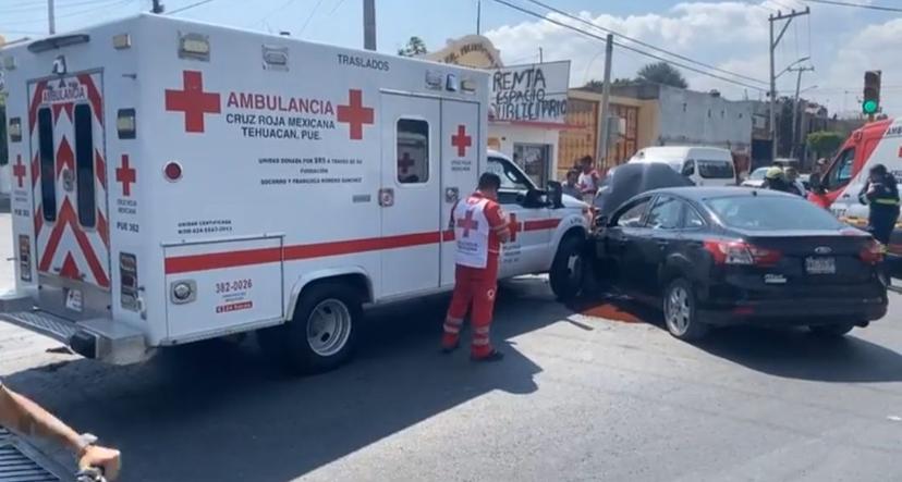 Ambulancia de Cruz Roja Tehuacán fue impactada cuando acudía a un auxilio