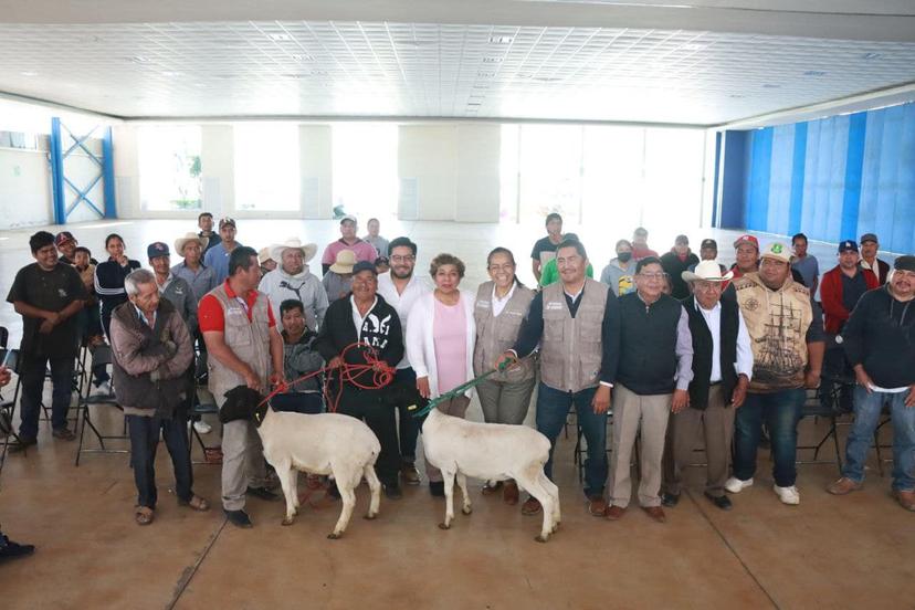 Ariadna Ayala fortalece el campo atlixquense con entrega de apoyos a productores