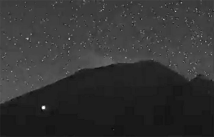 VIDEO Graban ovni esta madrugada en el Popocatépetl