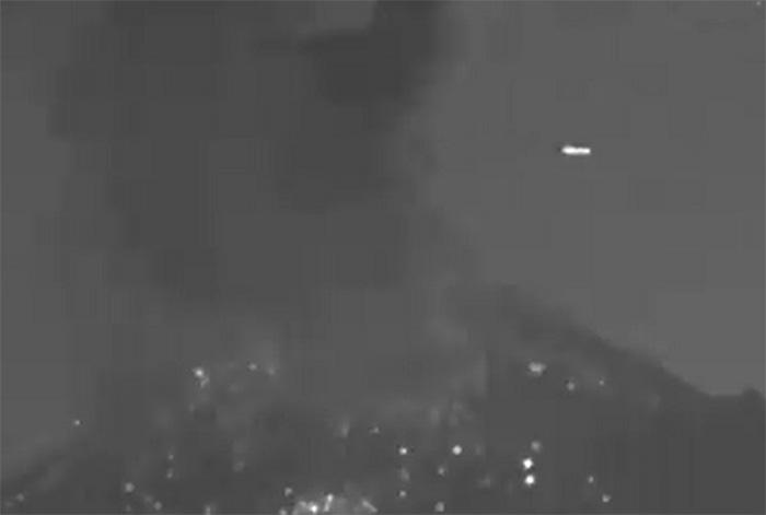 VIDEO Captan paso de un ovni en gran explosión del Popocatépetl 