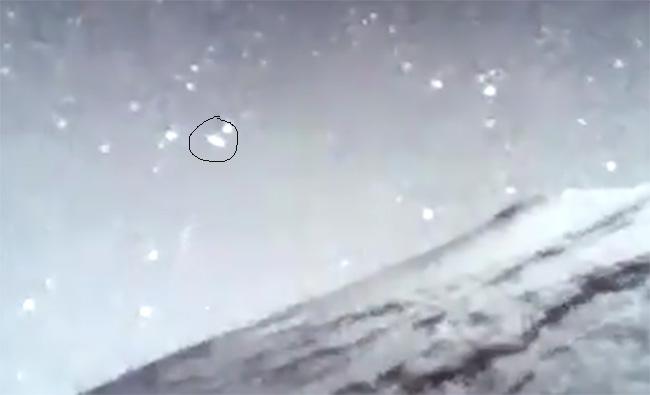 VIDEO Captan ovni sobrevolando el Popocatépetl