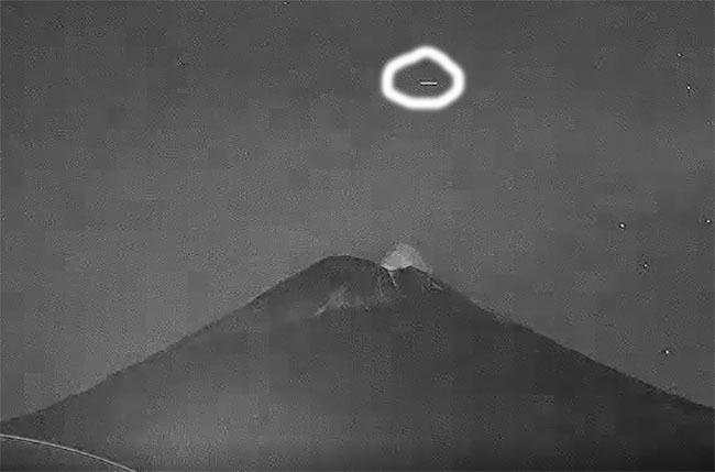 VIDEO Ovnis cruzan el horizonte poblano de madrugada