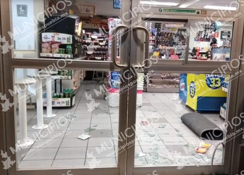 De madrugada asaltan dos tiendas Oxxo en Tecamachalco